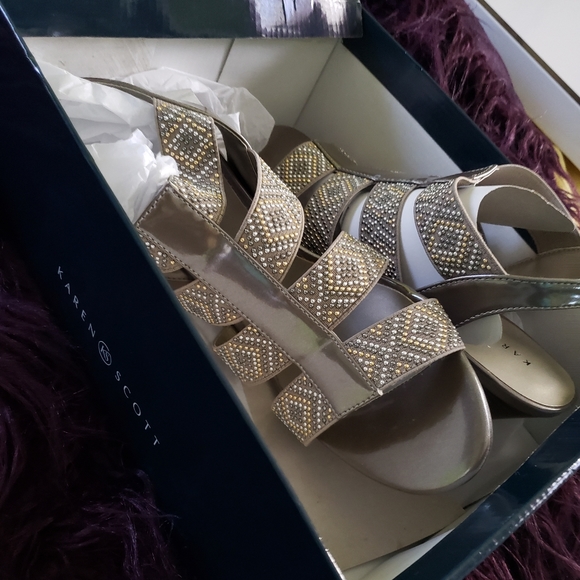 Dressy open toe sandals. - Picture 2 of 4